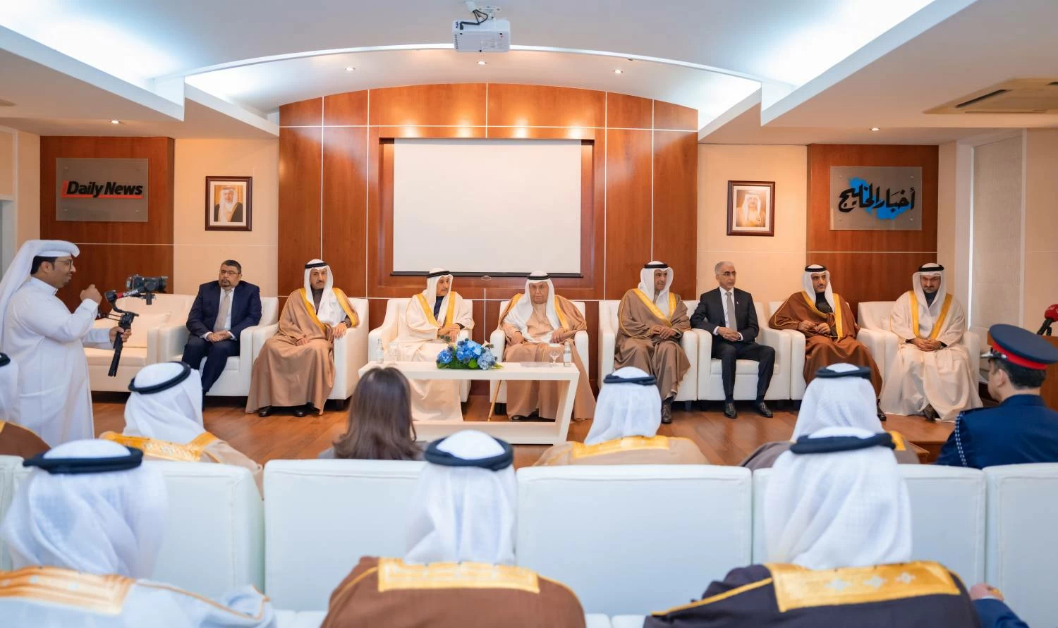 خالد بن عبد الله يزور "أخبار الخليج" احتفاء بمرور 50 عاماً على تأسيسها وبذكرى يوبيلها الذهبي