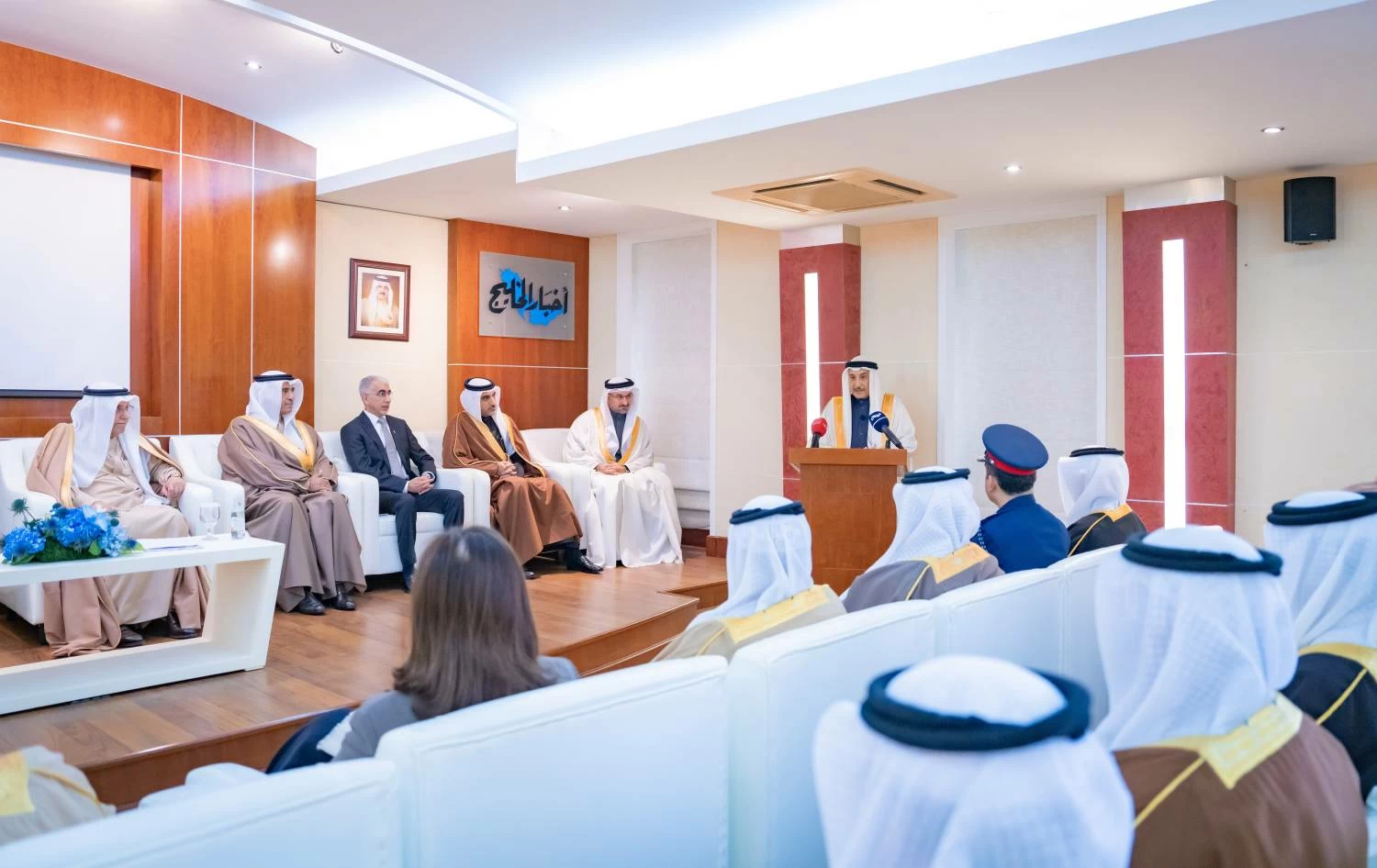 خالد بن عبد الله يزور "أخبار الخليج" احتفاء بمرور 50 عاماً على تأسيسها وبذكرى يوبيلها الذهبي