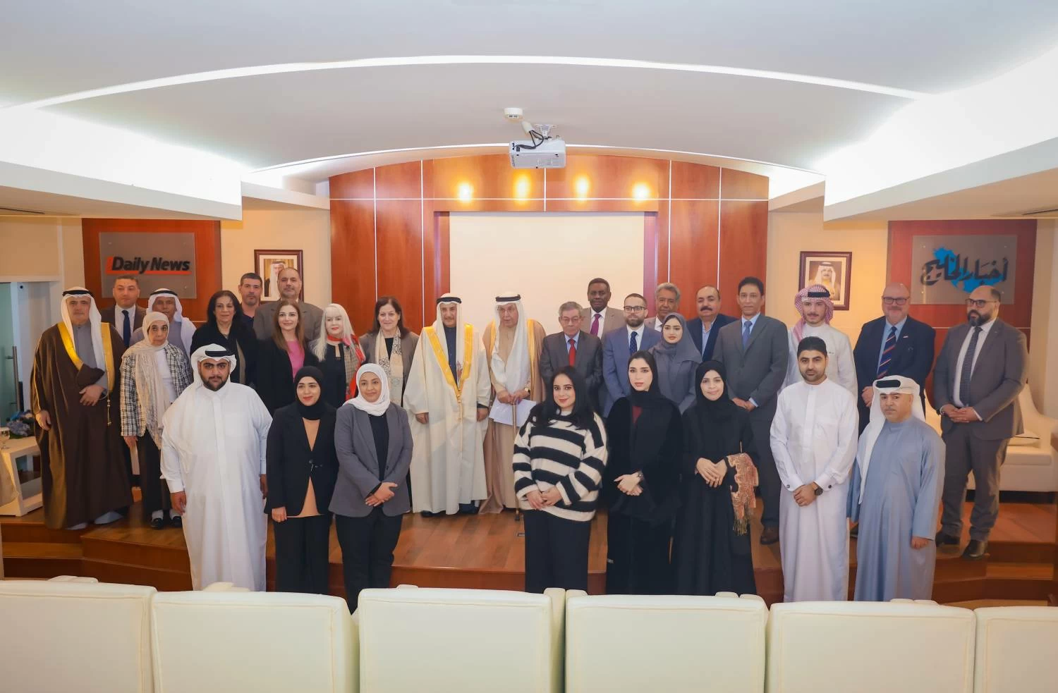 خالد بن عبد الله يزور "أخبار الخليج" احتفاء بمرور 50 عاماً على تأسيسها وبذكرى يوبيلها الذهبي