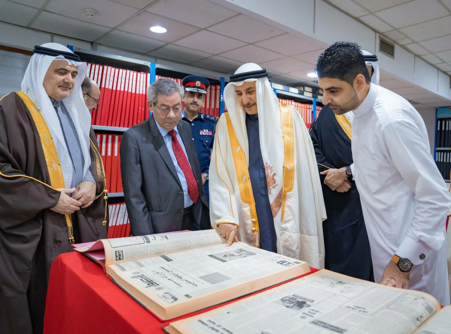 خالد بن عبد الله يزور "أخبار الخليج" احتفاء بمرور 50 عاماً على تأسيسها وبذكرى يوبيلها الذهبي