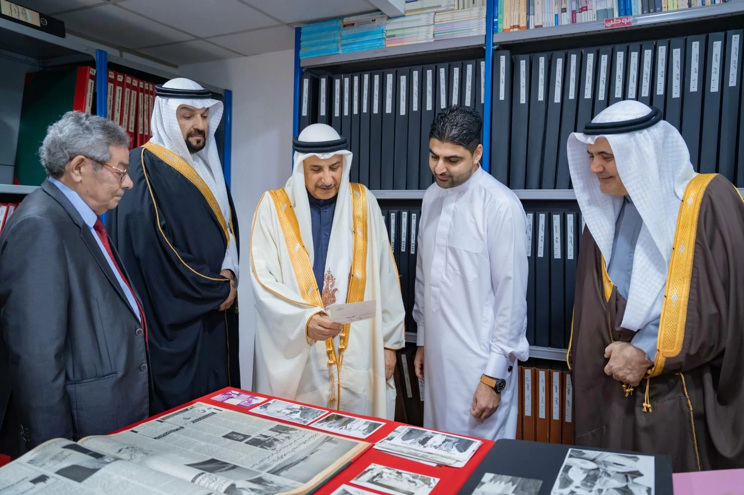 خالد بن عبد الله يزور "أخبار الخليج" احتفاء بمرور 50 عاماً على تأسيسها وبذكرى يوبيلها الذهبي