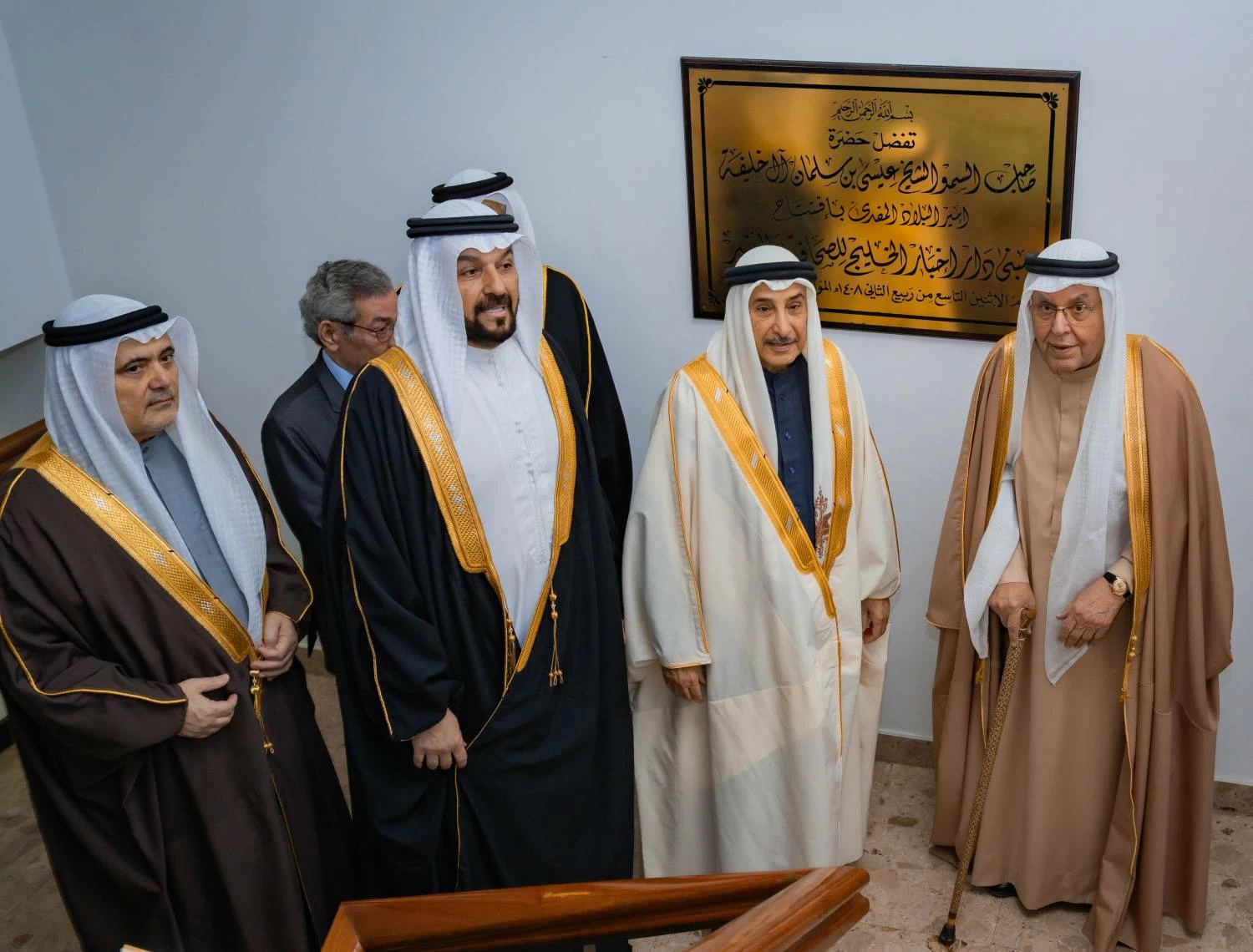 خالد بن عبد الله يزور "أخبار الخليج" احتفاء بمرور 50 عاماً على تأسيسها وبذكرى يوبيلها الذهبي