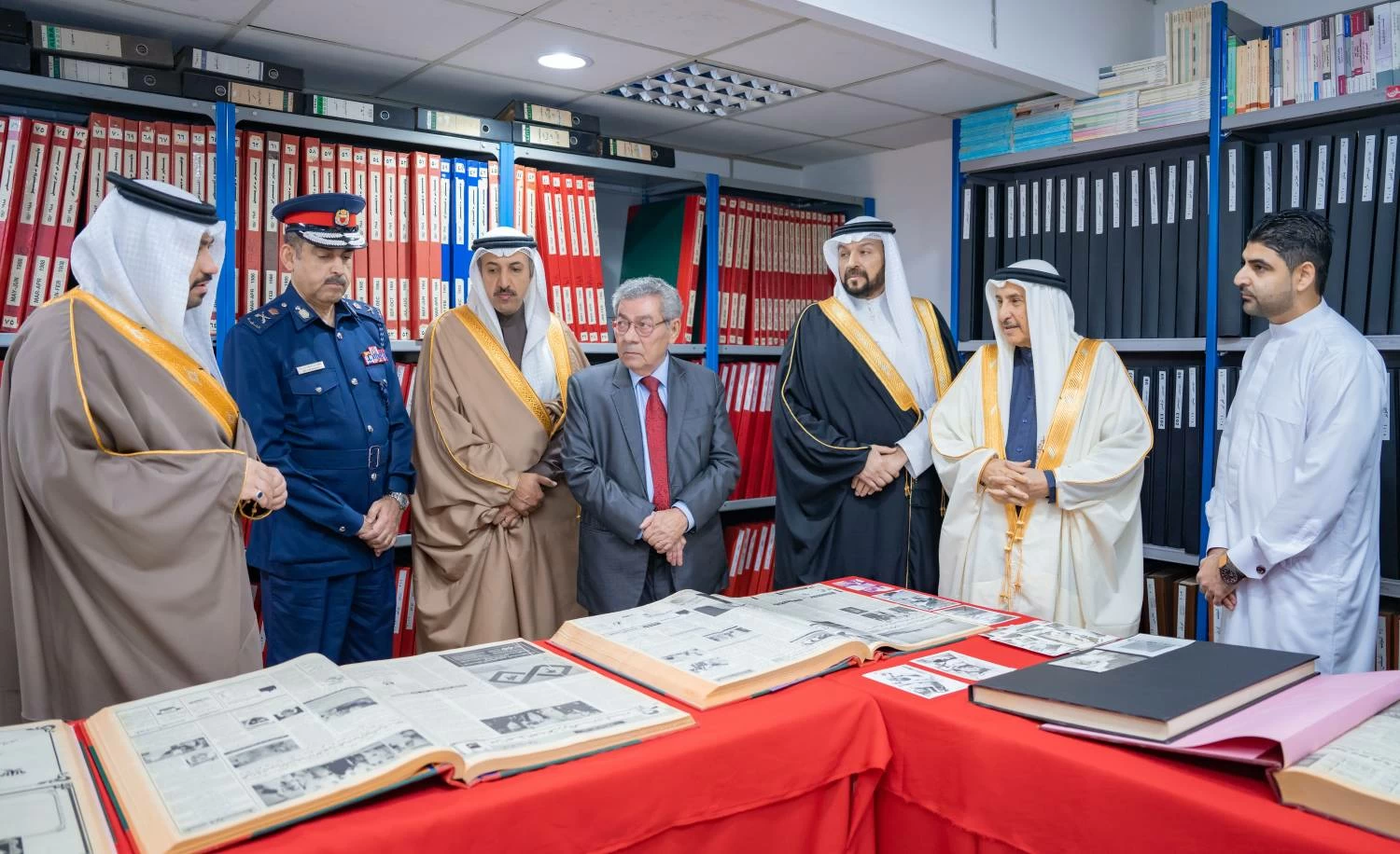 خالد بن عبد الله يزور "أخبار الخليج" احتفاء بمرور 50 عاماً على تأسيسها وبذكرى يوبيلها الذهبي