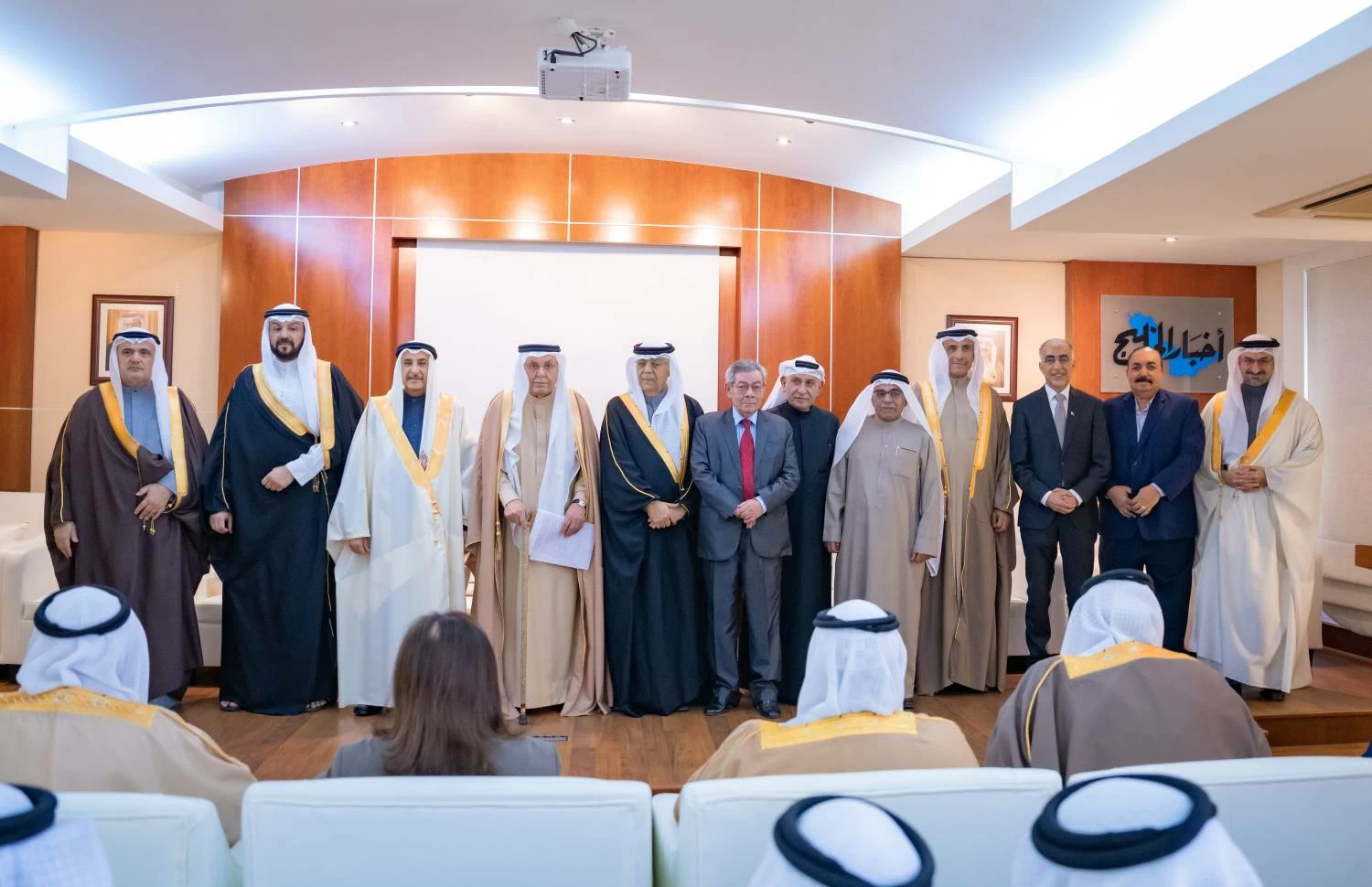 خالد بن عبد الله يزور "أخبار الخليج" احتفاء بمرور 50 عاماً على تأسيسها وبذكرى يوبيلها الذهبي