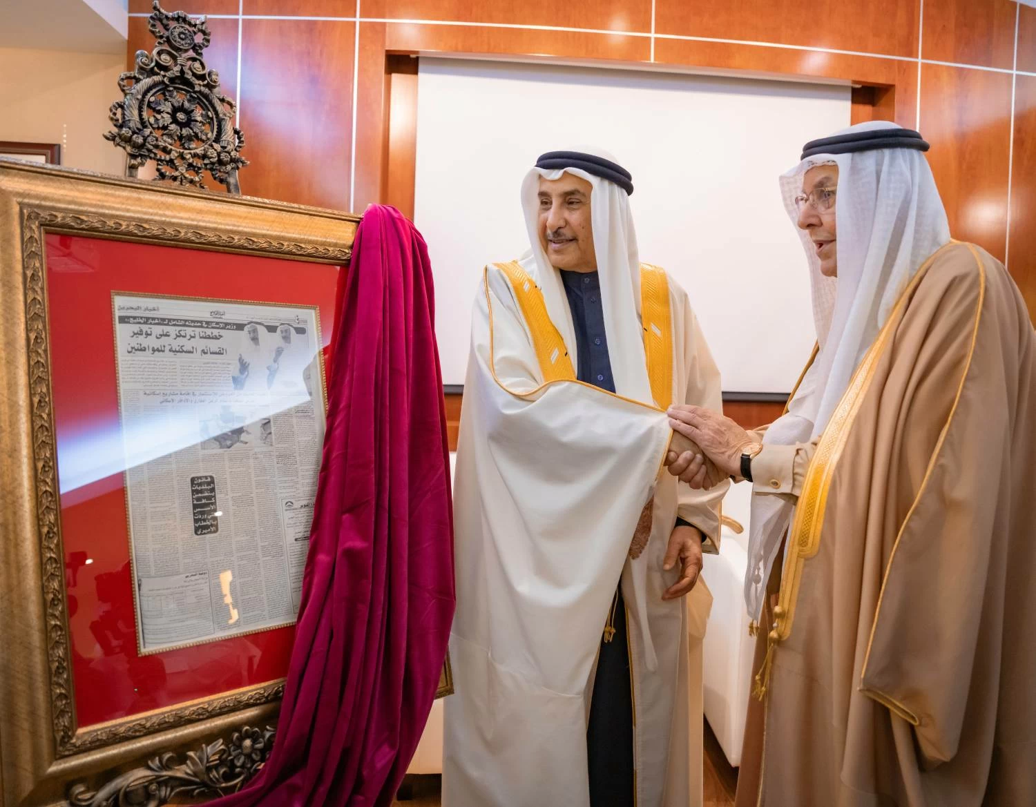 خالد بن عبد الله يزور "أخبار الخليج" احتفاء بمرور 50 عاماً على تأسيسها وبذكرى يوبيلها الذهبي