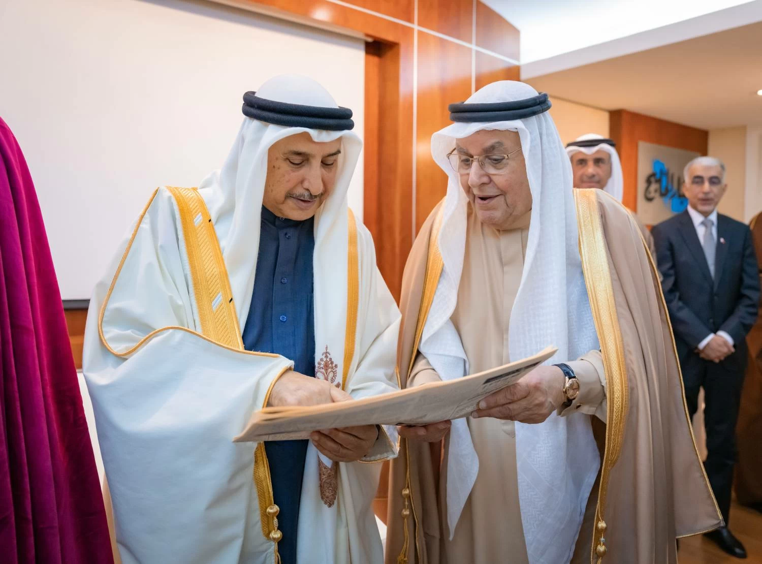 خالد بن عبد الله يزور "أخبار الخليج" احتفاء بمرور 50 عاماً على تأسيسها وبذكرى يوبيلها الذهبي