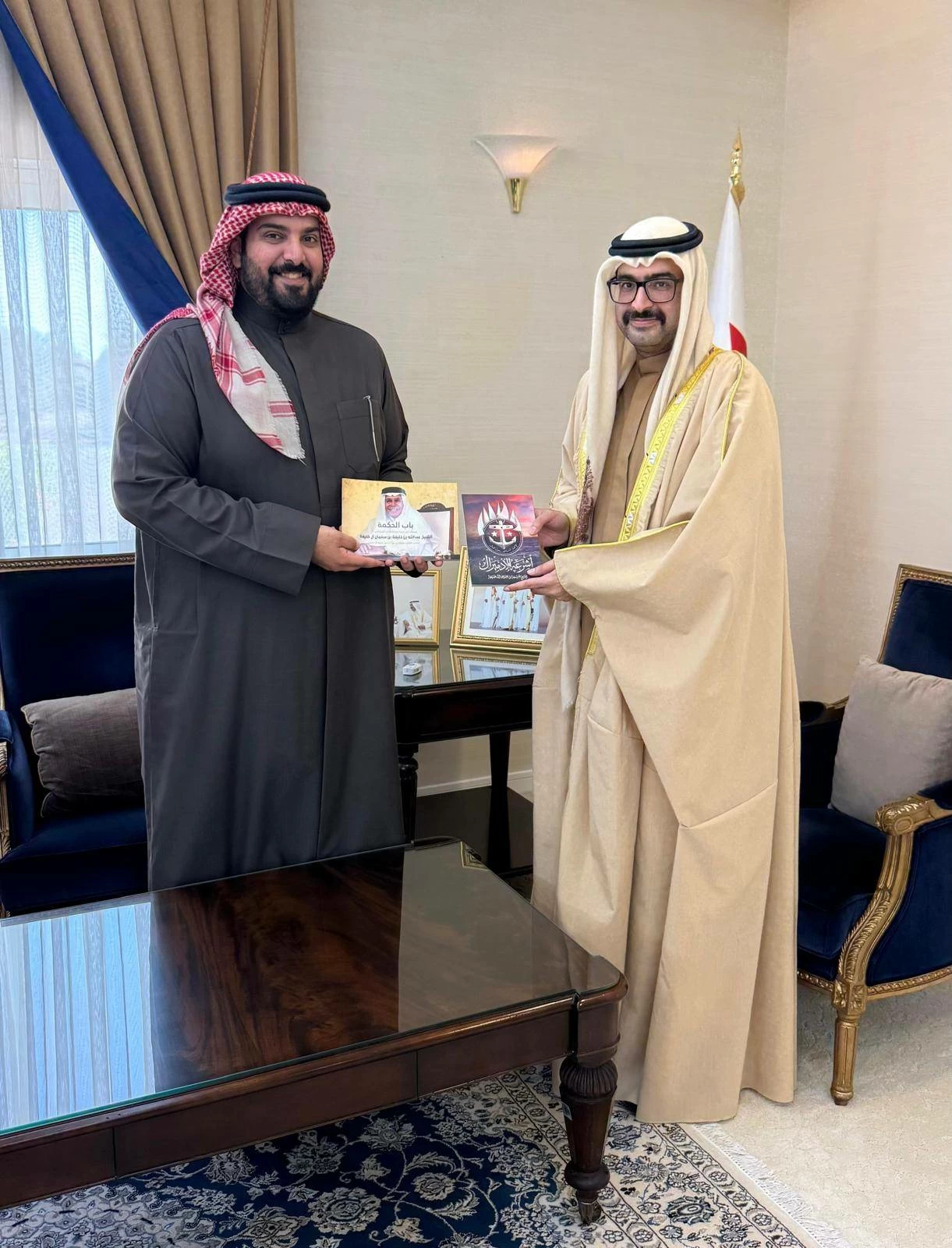 محافظ الجنوبية يتسلم نسخ من إصدارات خليفة بن عبدالله