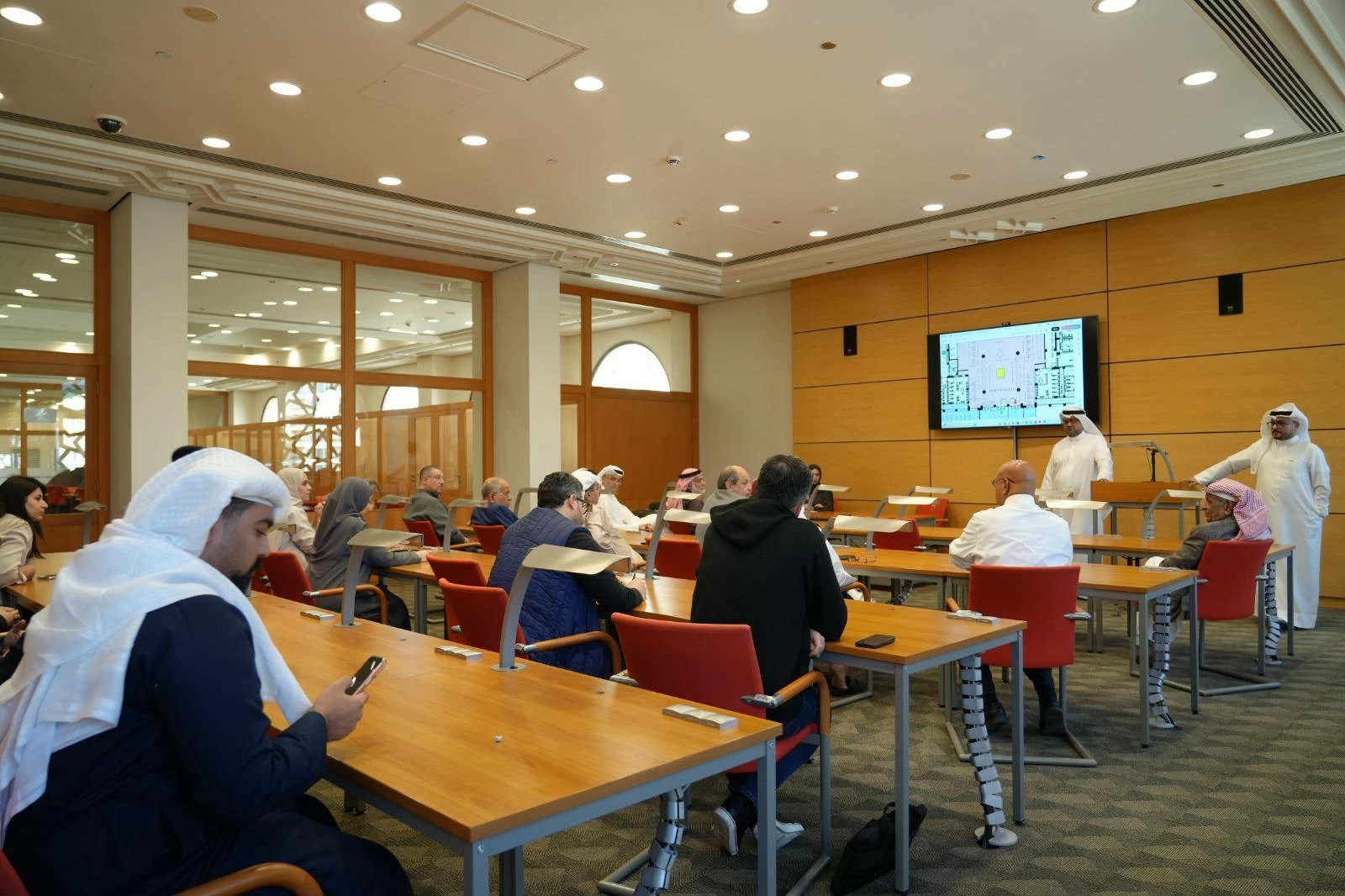 لجنة انتخابات غرفة تجارة وصناعة البحرين تزور مركز عيسى الثقافي للاطلاع على الجاهزية اللوجستية