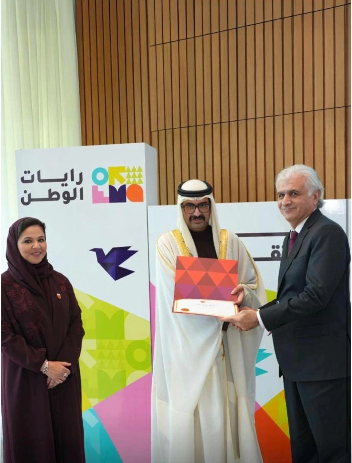 محافظ الجنوبية يكرم جاسم حاجي لمشاركته الفاعلة في quot;رايات وطنquot; 