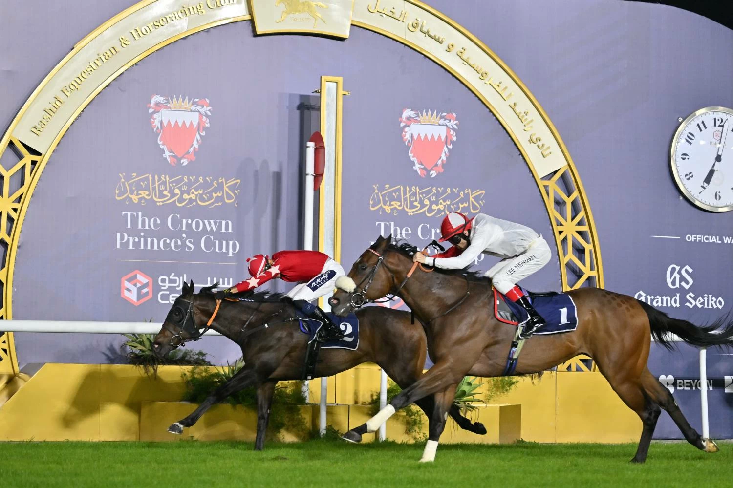 عيسى بن سلمان يشهد انطلاق اليوم الأول من مهرجان كأس ولي العهد لسباق الخيل