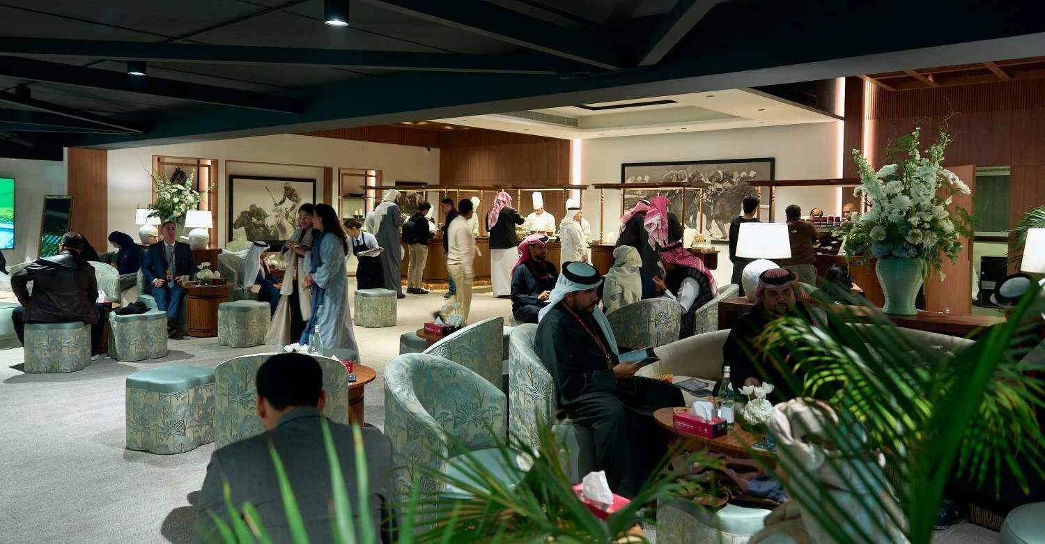 عيسى بن سلمان يشهد انطلاق اليوم الأول من مهرجان كأس ولي العهد لسباق الخيل