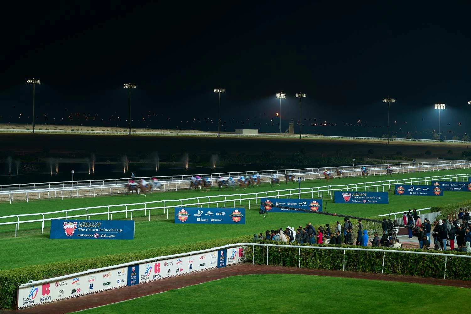 عيسى بن سلمان يشهد انطلاق اليوم الأول من مهرجان كأس ولي العهد لسباق الخيل