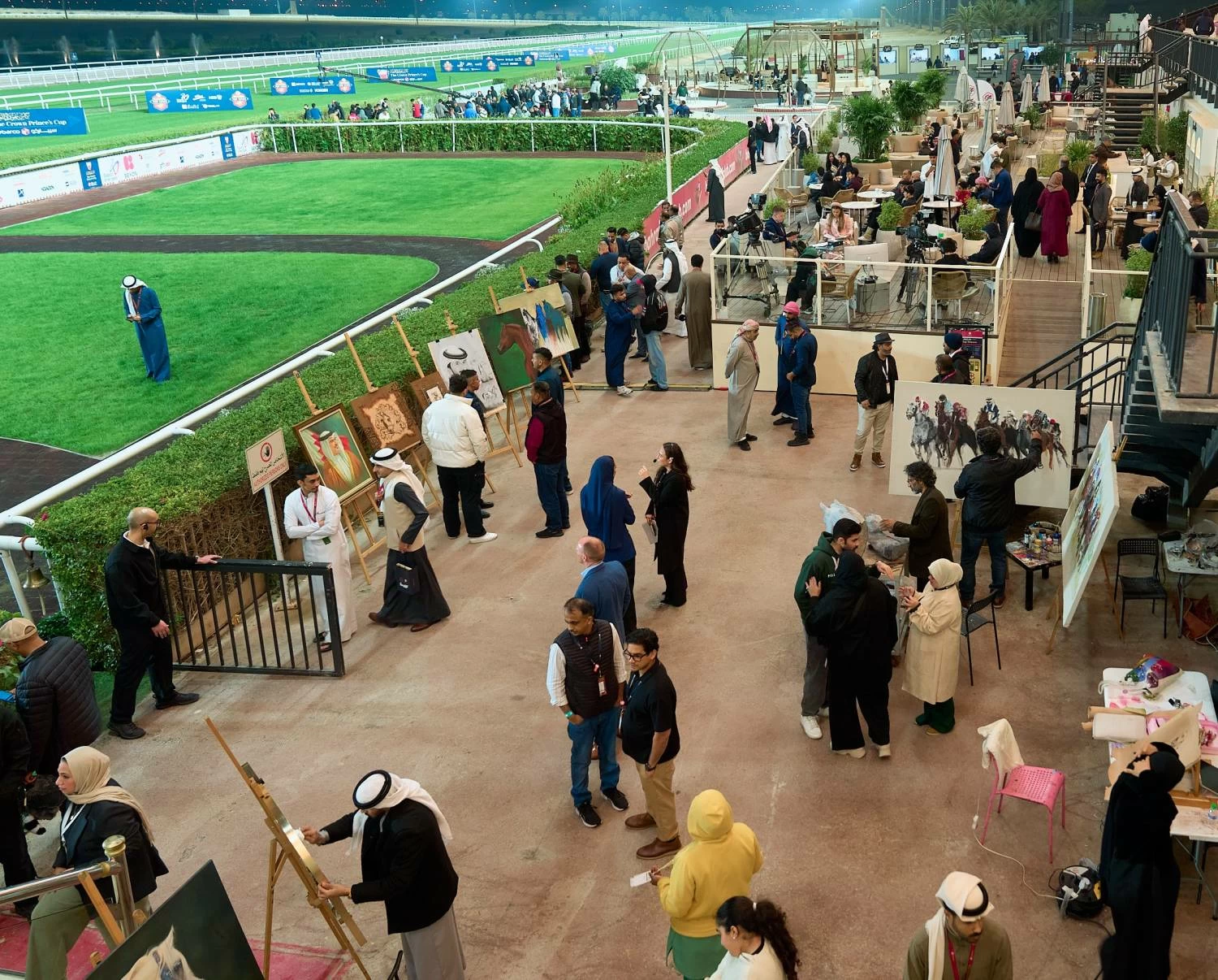 عيسى بن سلمان يشهد انطلاق اليوم الأول من مهرجان كأس ولي العهد لسباق الخيل