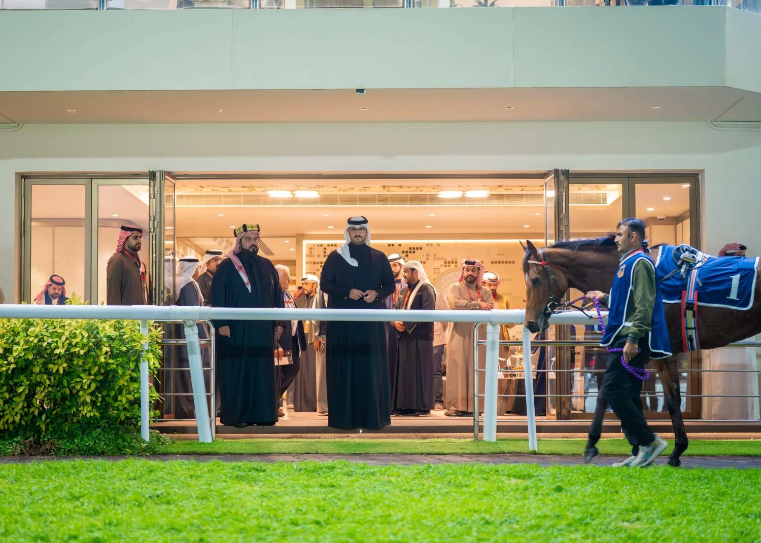 عيسى بن سلمان يشهد انطلاق اليوم الأول من مهرجان كأس ولي العهد لسباق الخيل