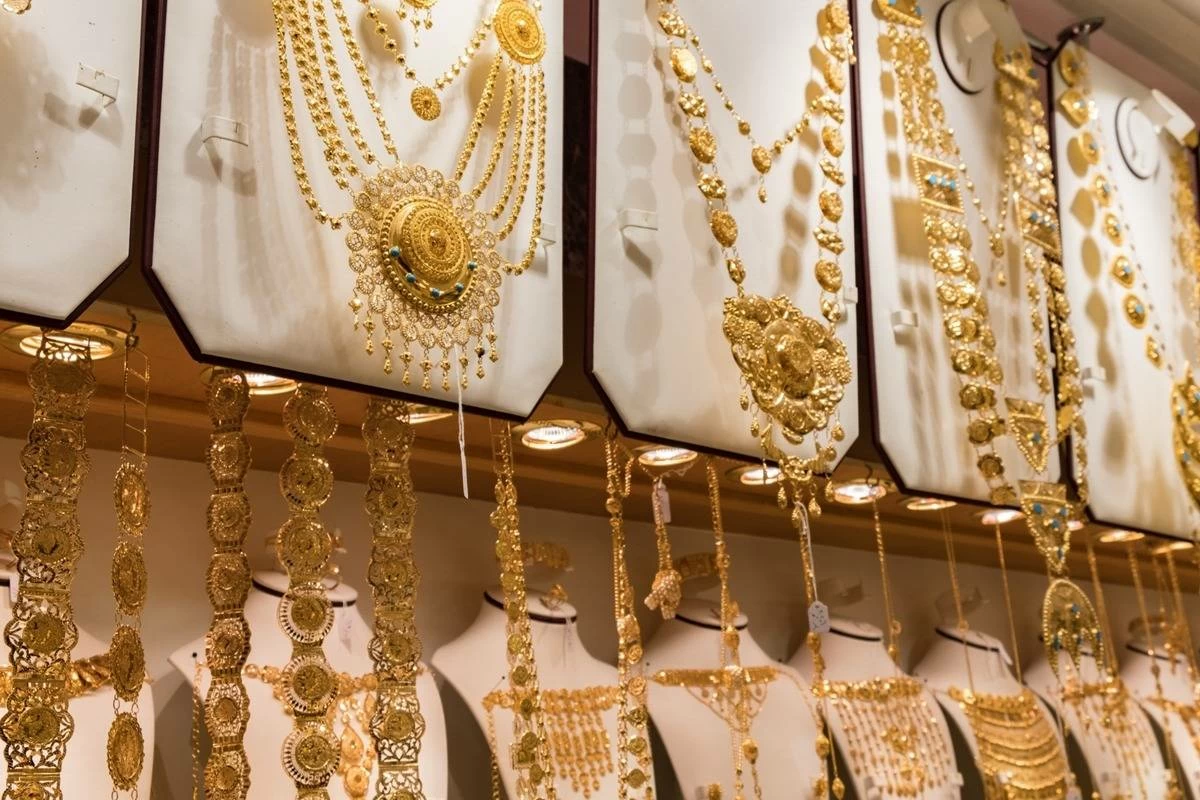 الذهب يتراجع إلى ما دون 5000 دولار للأونصة والفضة ينخفض 11% 