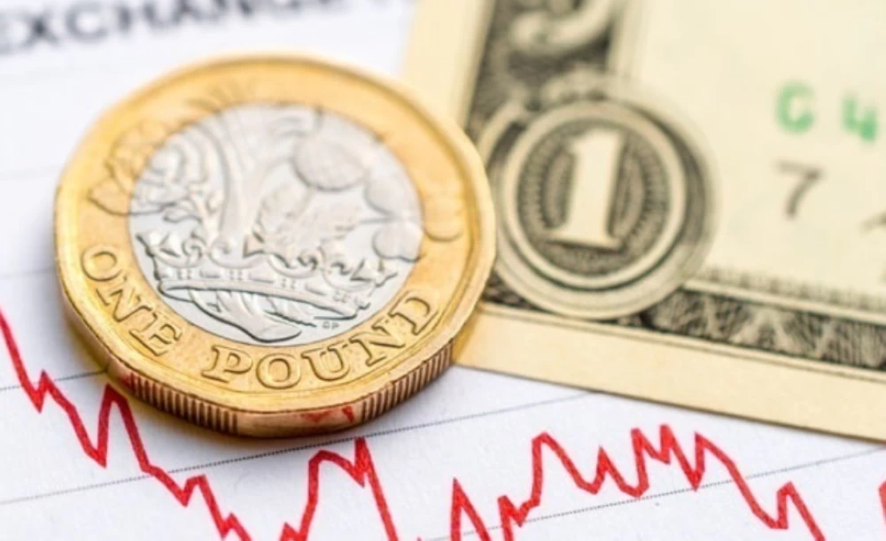 الجنيه الإسترليني يتراجع أمام الدولار الأمريكي ويرتفع مقابل اليورو 