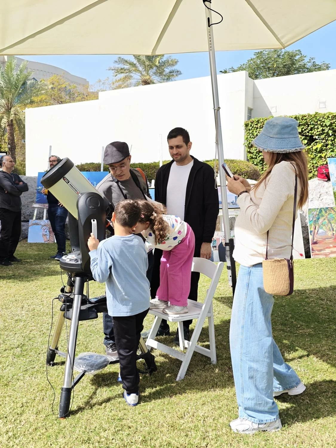 فعالية فلكية توعوية لرصد الشمس في سوق المزارعين بالترز كالرتون 