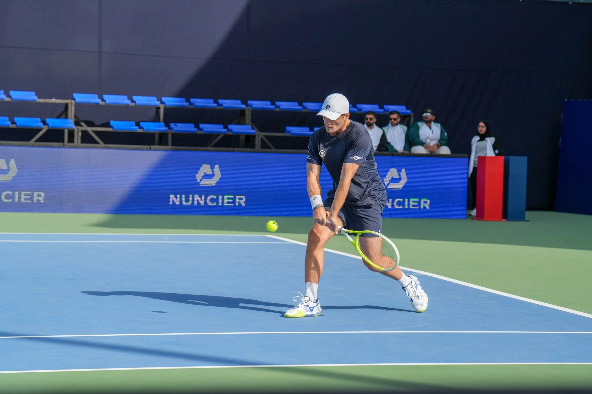 &laquo;كيريان جاكيه&raquo; و&laquo;لوكا ناردي&raquo; إلى نهائي بطولة البحرين المفتوحة للتنس