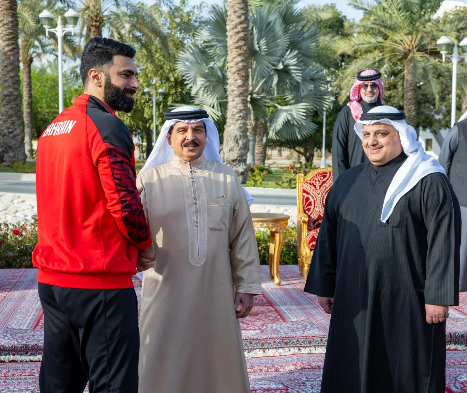 الملك يستقبل لاعبي منتخب البحرين الوطني لكرة اليد والجهازين الفني والإداري