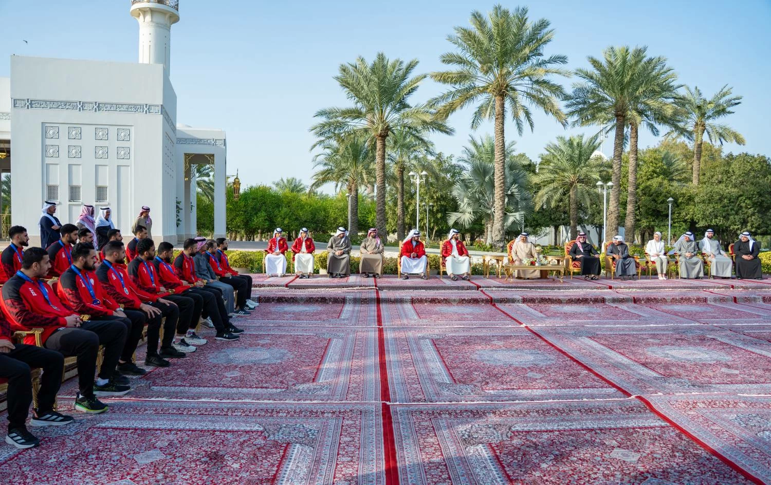 الملك يستقبل لاعبي منتخب البحرين الوطني لكرة اليد والجهازين الفني والإداري