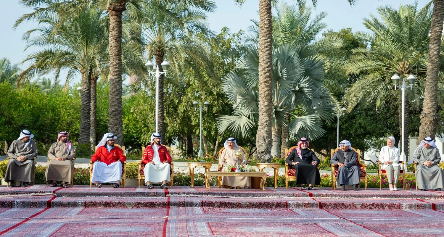 الملك يستقبل لاعبي منتخب البحرين الوطني لكرة اليد والجهازين الفني والإداري