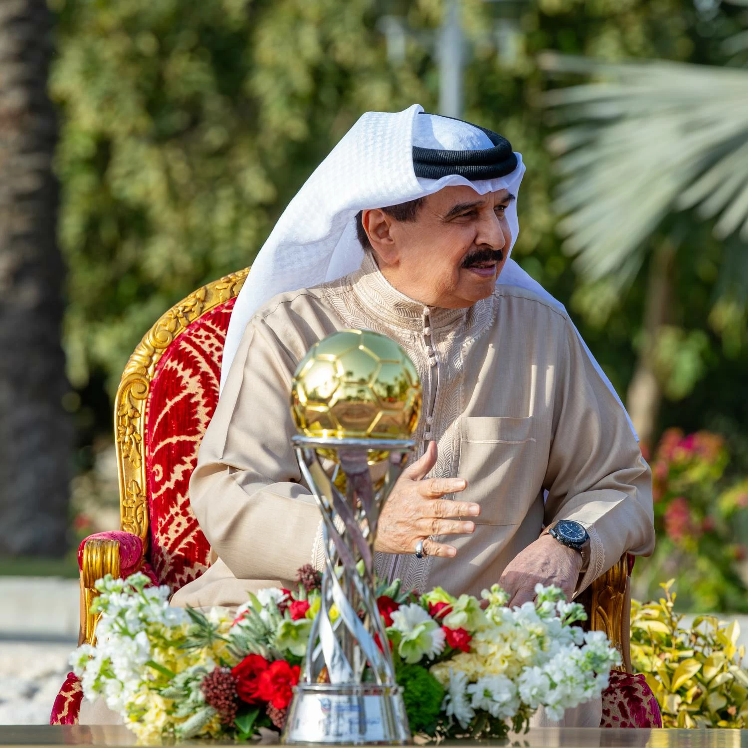 الملك يستقبل لاعبي منتخب البحرين الوطني لكرة اليد والجهازين الفني والإداري