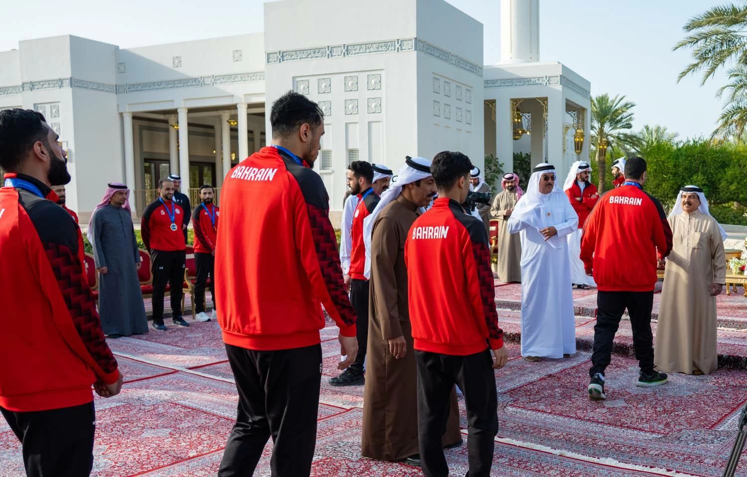 الملك يستقبل لاعبي منتخب البحرين الوطني لكرة اليد والجهازين الفني والإداري