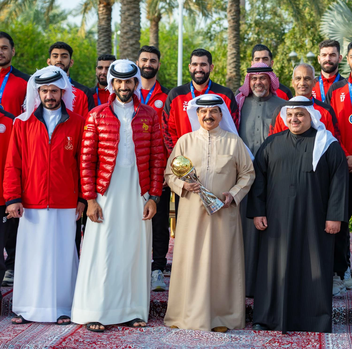الملك يستقبل لاعبي منتخب البحرين الوطني لكرة اليد والجهازين الفني والإداري