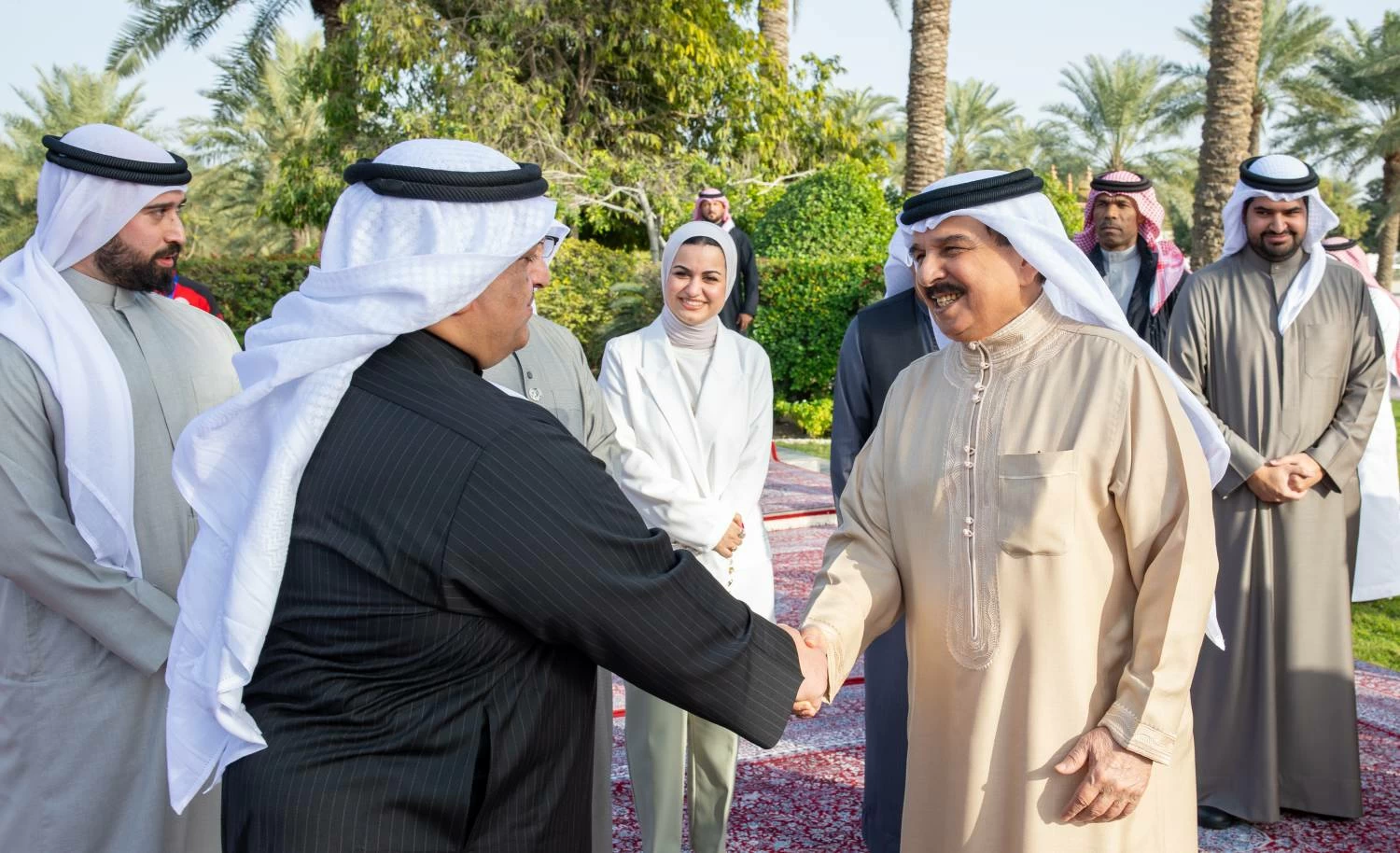 الملك يستقبل لاعبي منتخب البحرين الوطني لكرة اليد والجهازين الفني والإداري