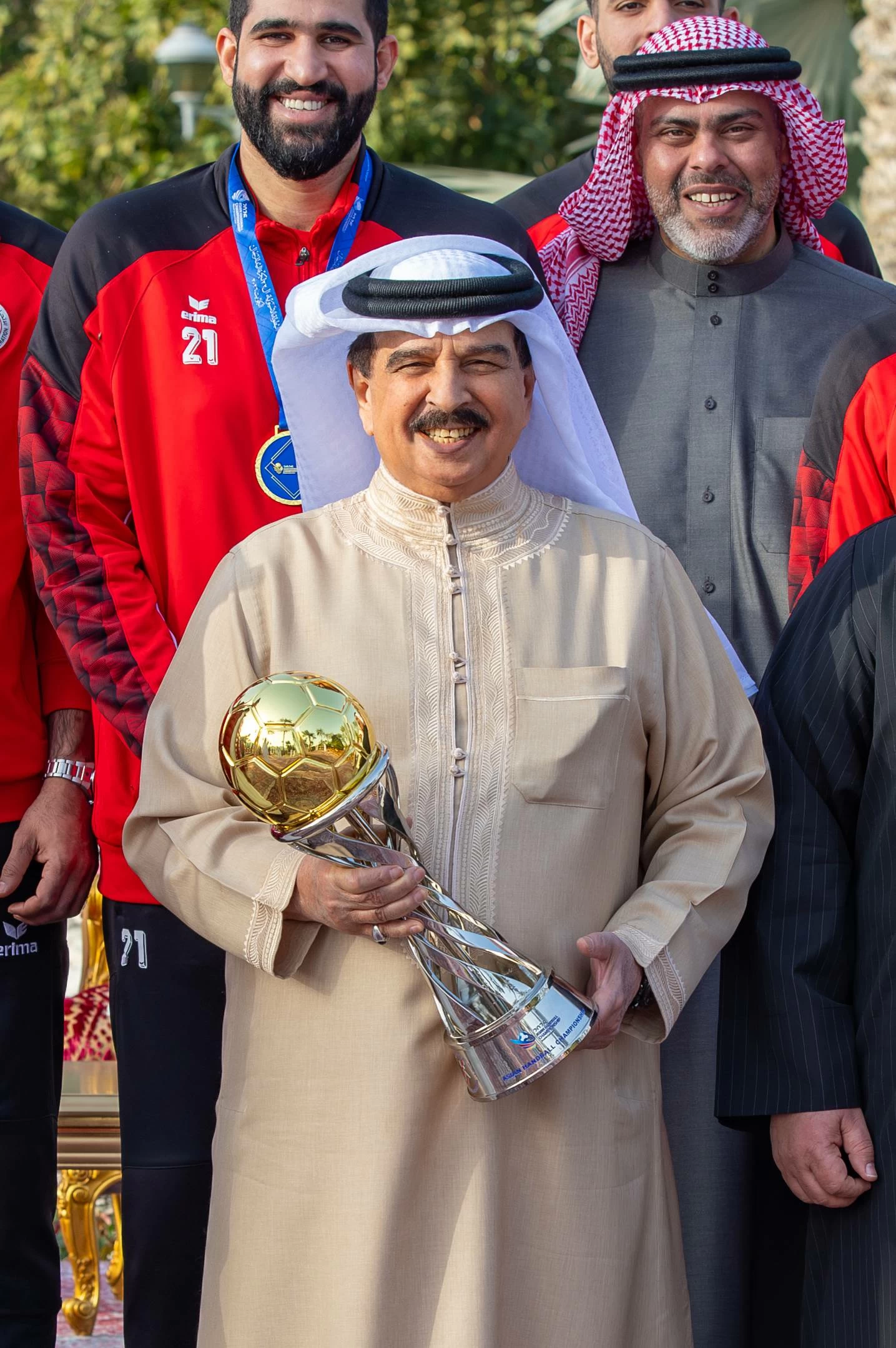 الملك يستقبل لاعبي منتخب البحرين الوطني لكرة اليد والجهازين الفني والإداري