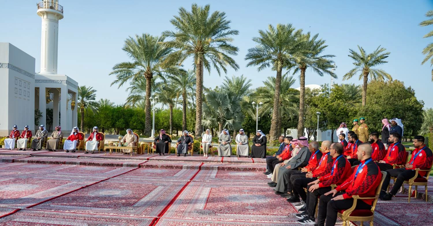 الملك يستقبل لاعبي منتخب البحرين الوطني لكرة اليد والجهازين الفني والإداري