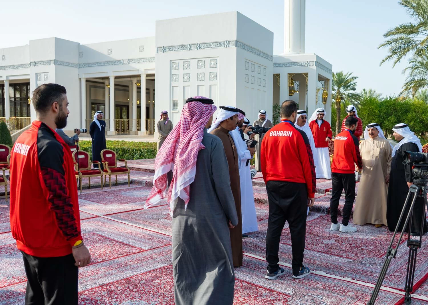 الملك يستقبل لاعبي منتخب البحرين الوطني لكرة اليد والجهازين الفني والإداري