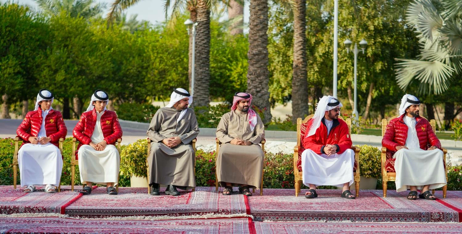 الملك يستقبل لاعبي منتخب البحرين الوطني لكرة اليد والجهازين الفني والإداري