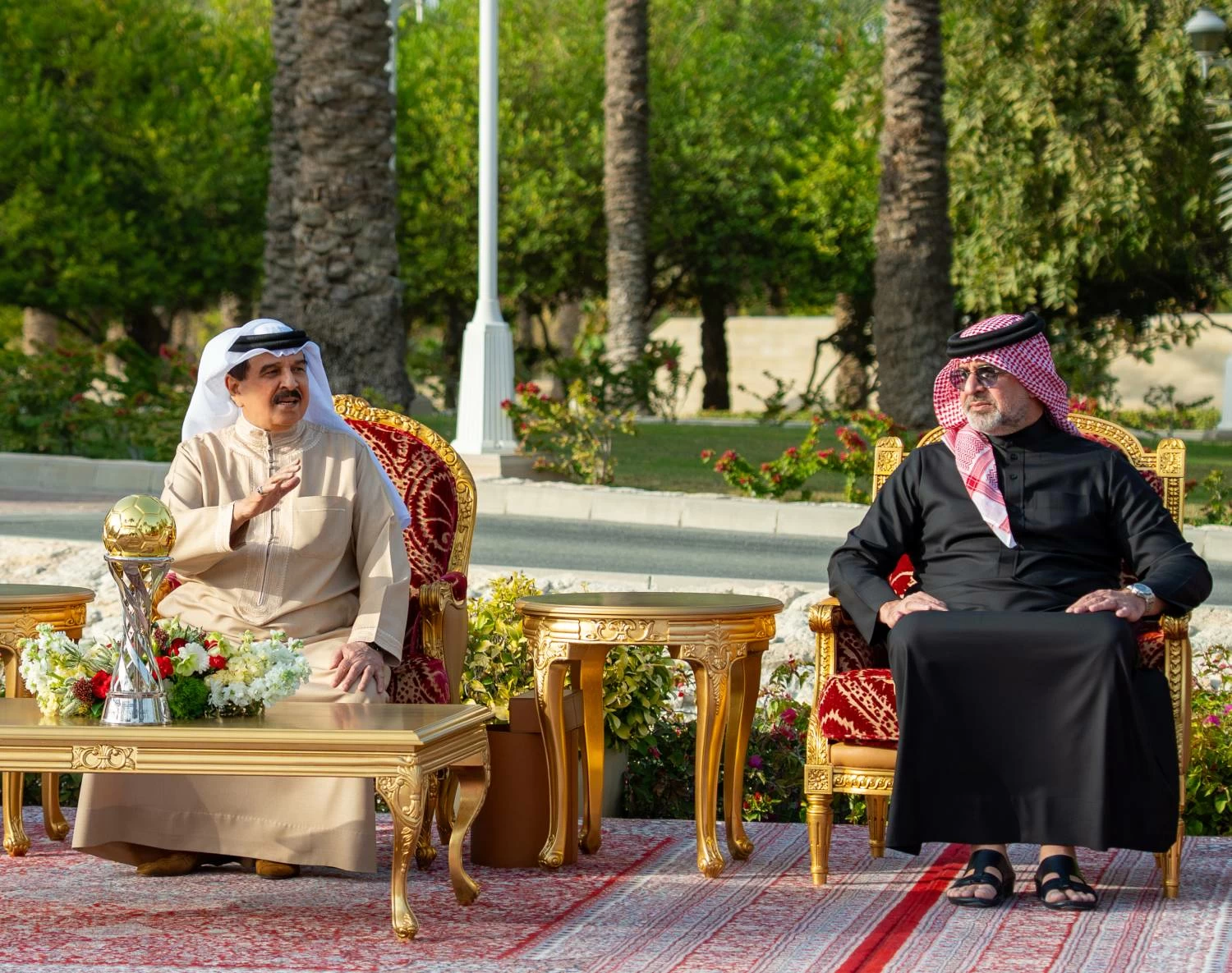 الملك يستقبل لاعبي منتخب البحرين الوطني لكرة اليد والجهازين الفني والإداري