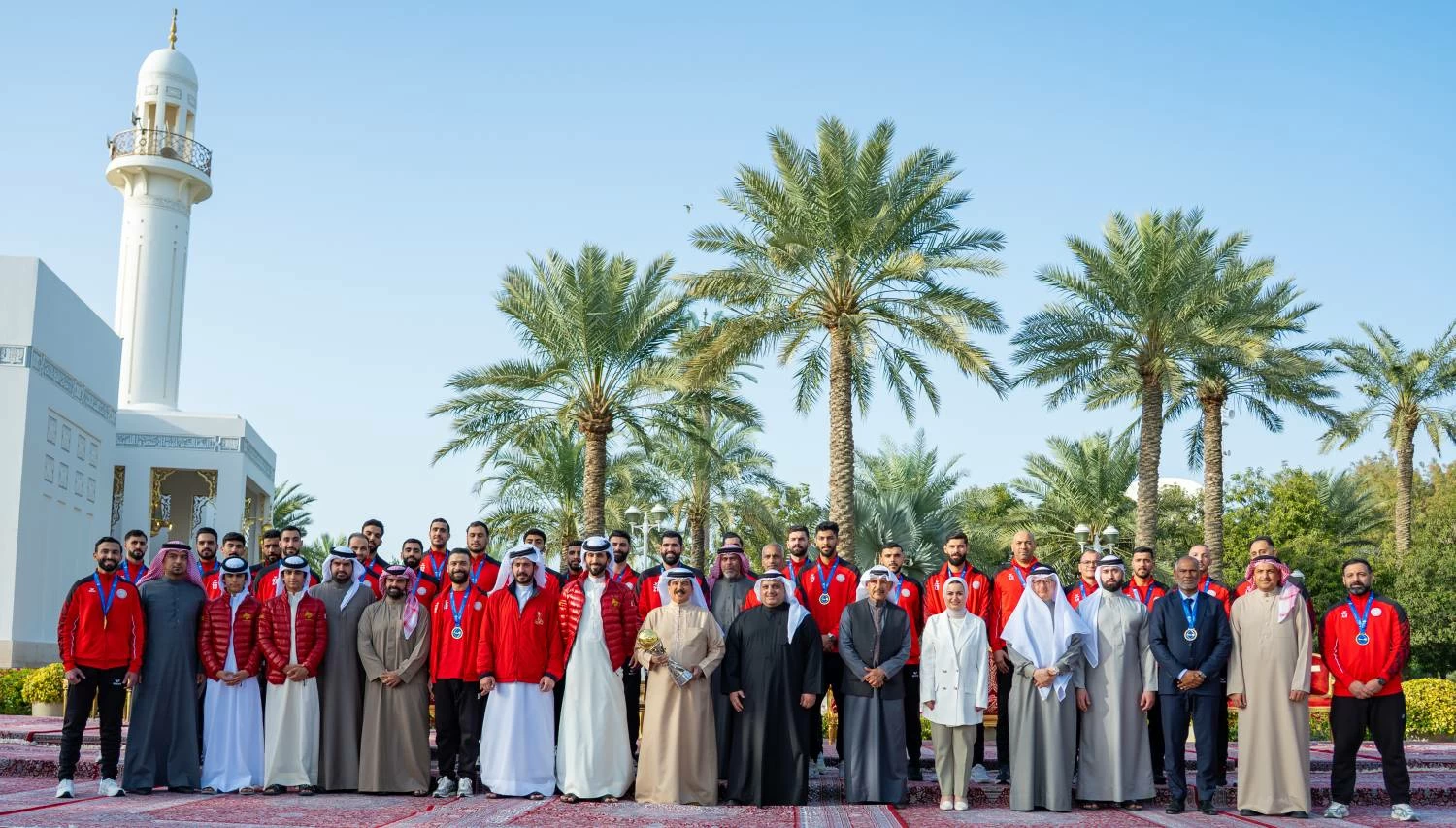 الملك يستقبل لاعبي منتخب البحرين الوطني لكرة اليد والجهازين الفني والإداري