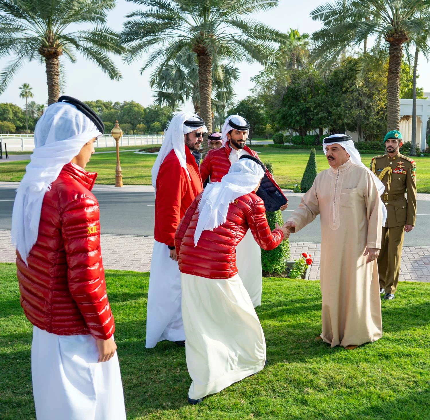 الملك يستقبل لاعبي منتخب البحرين الوطني لكرة اليد والجهازين الفني والإداري