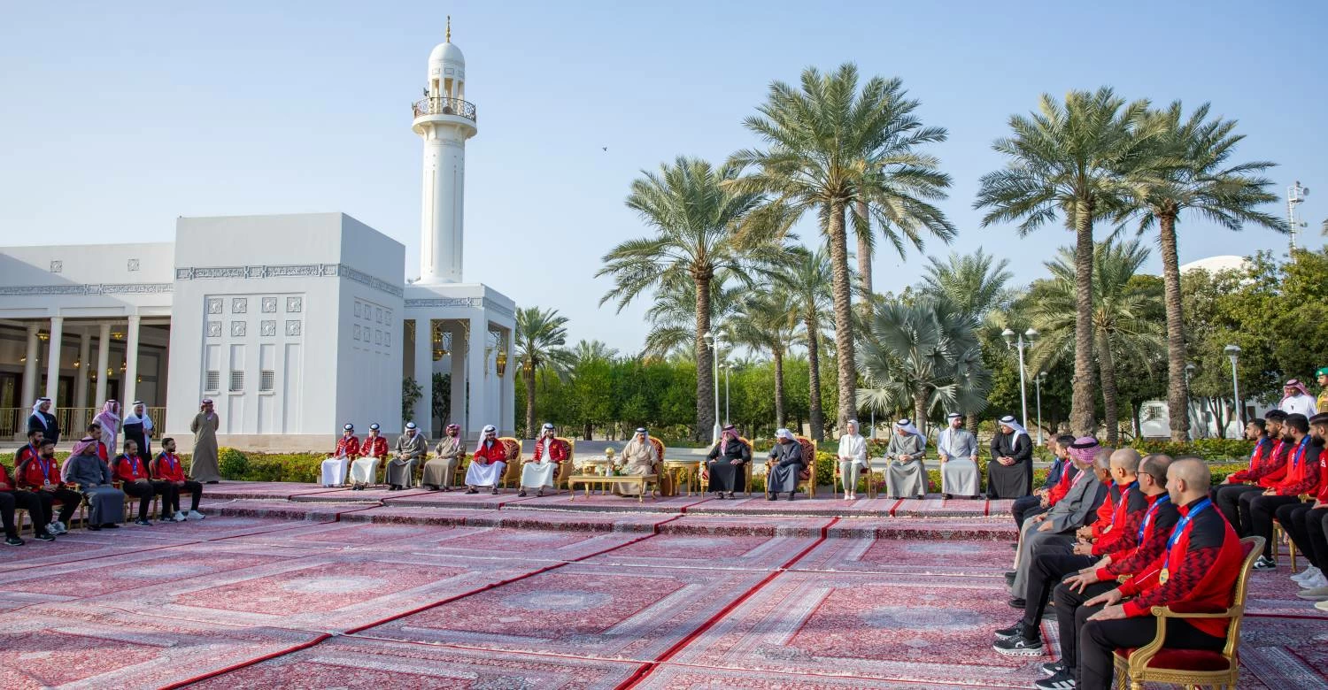 الملك يستقبل لاعبي منتخب البحرين الوطني لكرة اليد والجهازين الفني والإداري