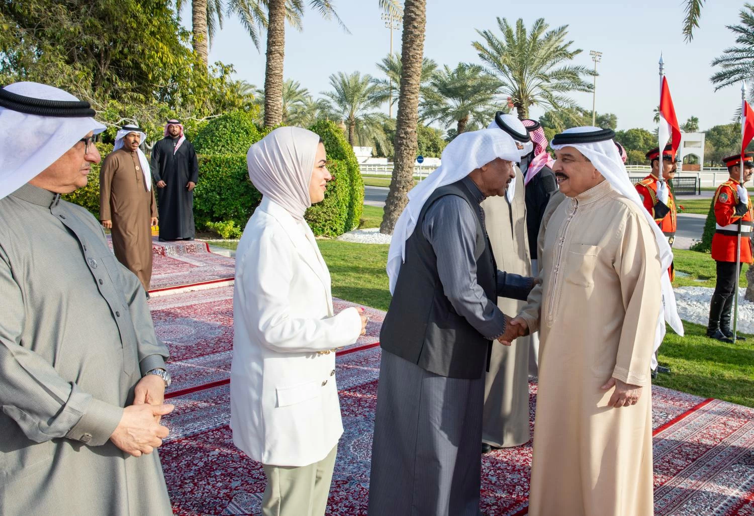 الملك يستقبل لاعبي منتخب البحرين الوطني لكرة اليد والجهازين الفني والإداري