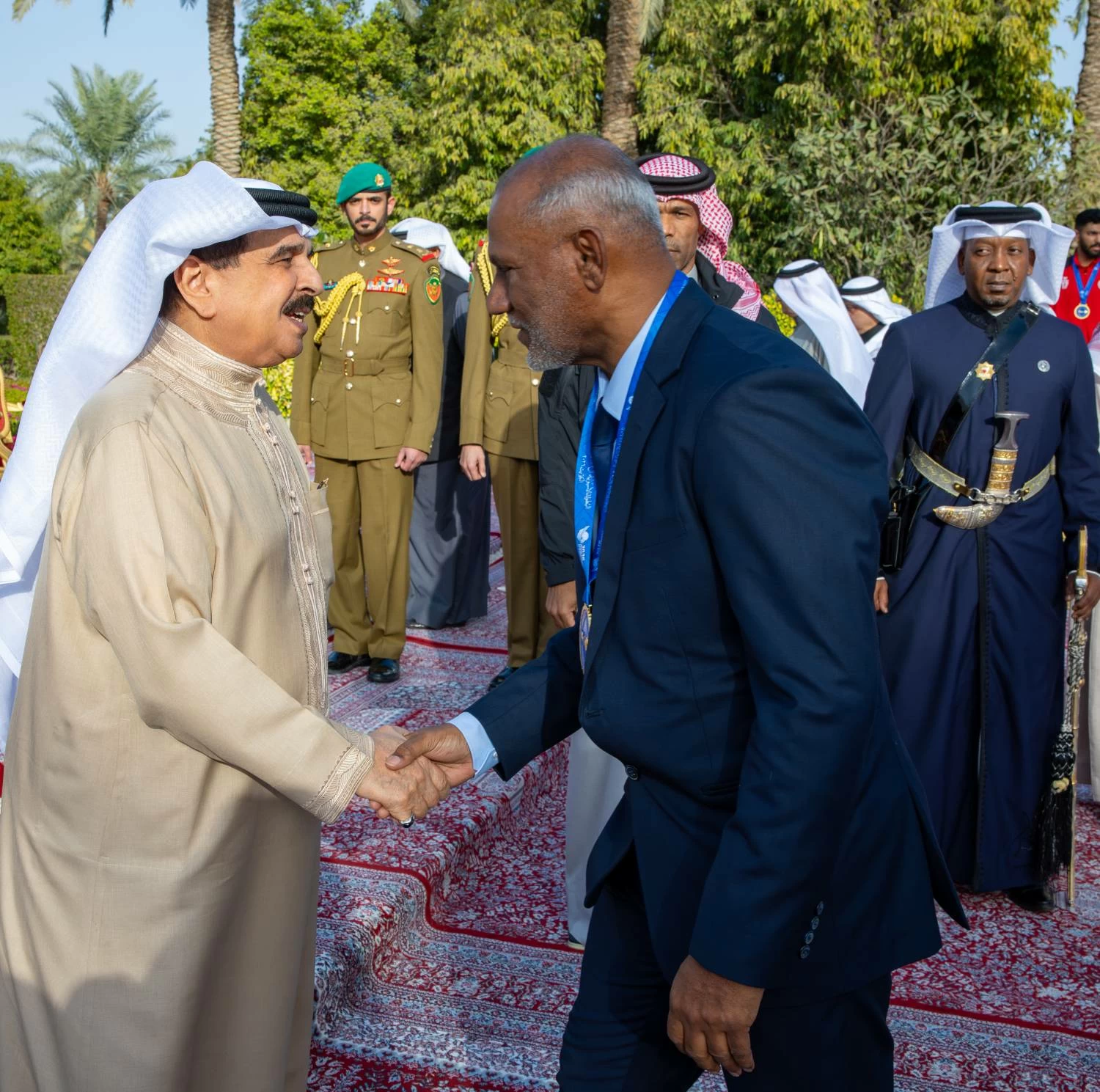 الملك يستقبل لاعبي منتخب البحرين الوطني لكرة اليد والجهازين الفني والإداري