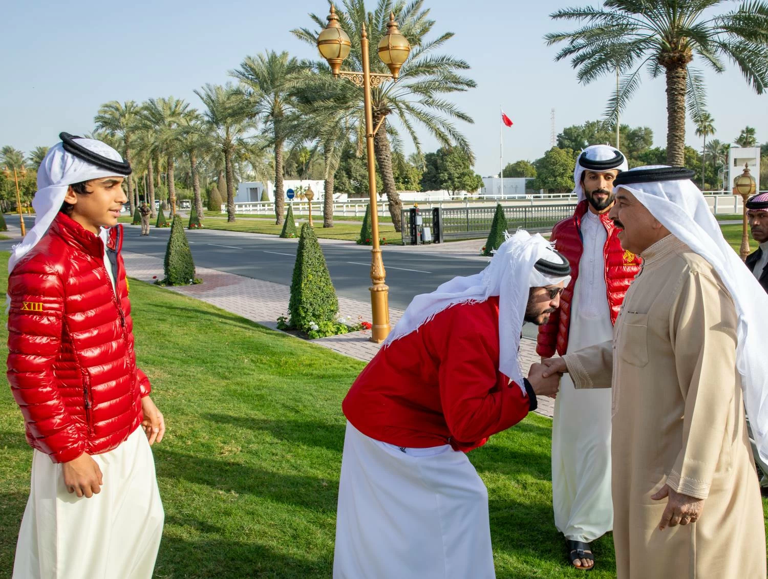 الملك يستقبل لاعبي منتخب البحرين الوطني لكرة اليد والجهازين الفني والإداري