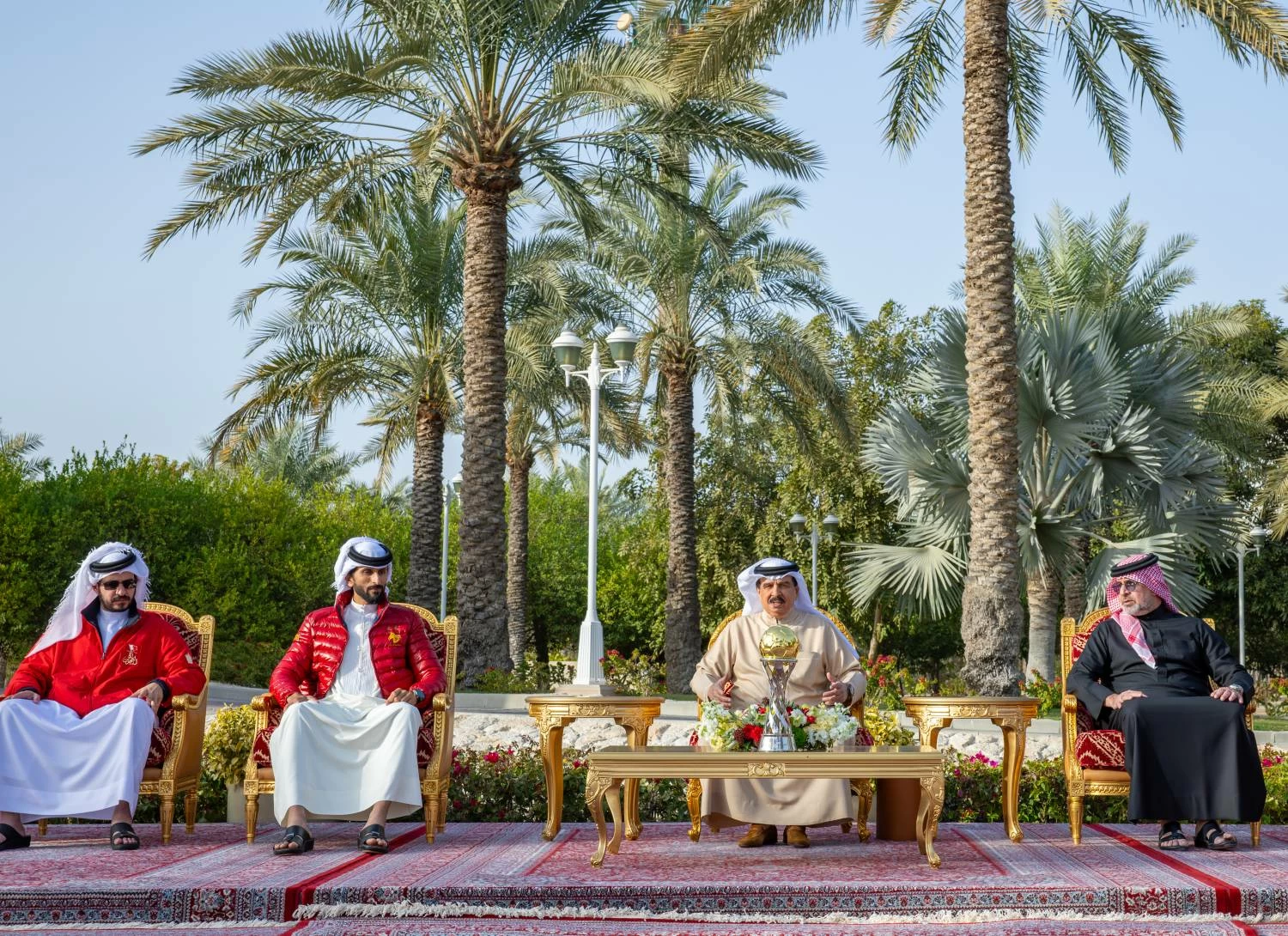 الملك يستقبل لاعبي منتخب البحرين الوطني لكرة اليد والجهازين الفني والإداري