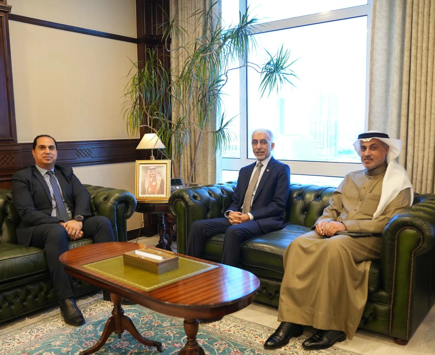 وزير الأشغال يبحث التعاون البحثي والتدريبي مع جامعة ستراثكليد البحرين 