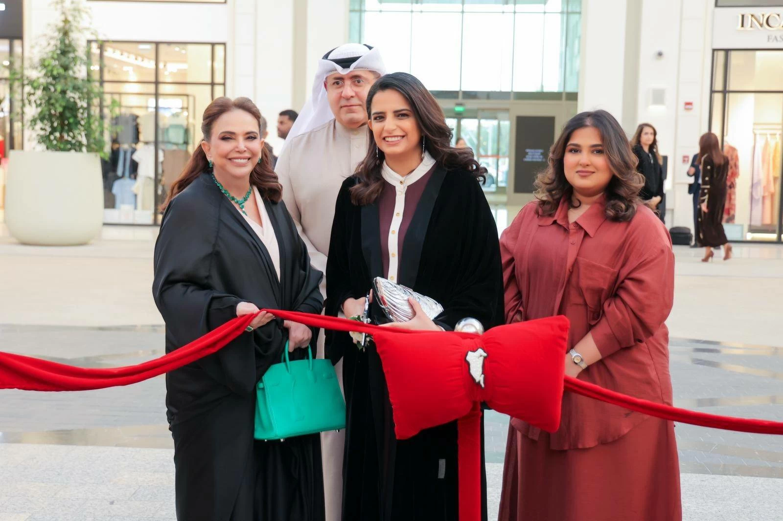 الشيخة ضوى آل خليفة تفتتح معرض Afternoon Tea +973 في الأفنيوز البحرين