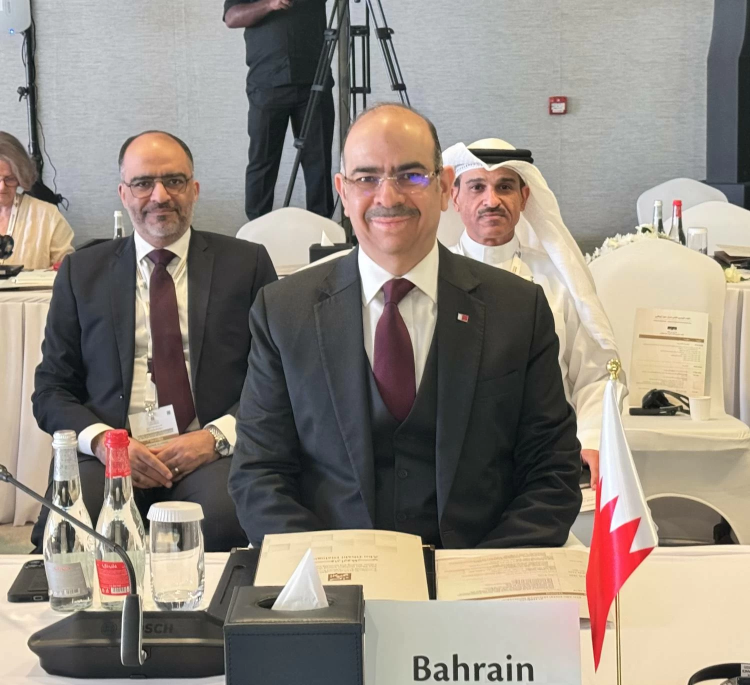 وزير العمل ووزير الشؤون القانونية يشارك في الاجتماع الوزاري الثامن لحوار  أبوظبي