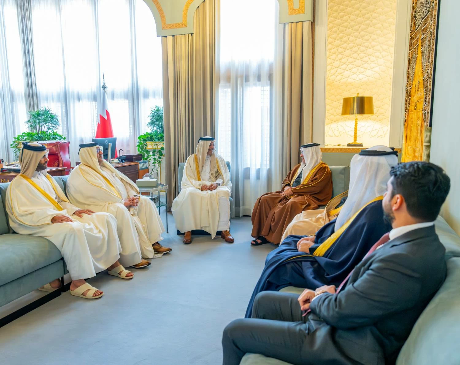 ولي العهد رئيس الوزراء يستقبل سفير دولة قطر لدى البحرين بمناسبة تعيينه سفيرًا لبلاده لدى المملكة