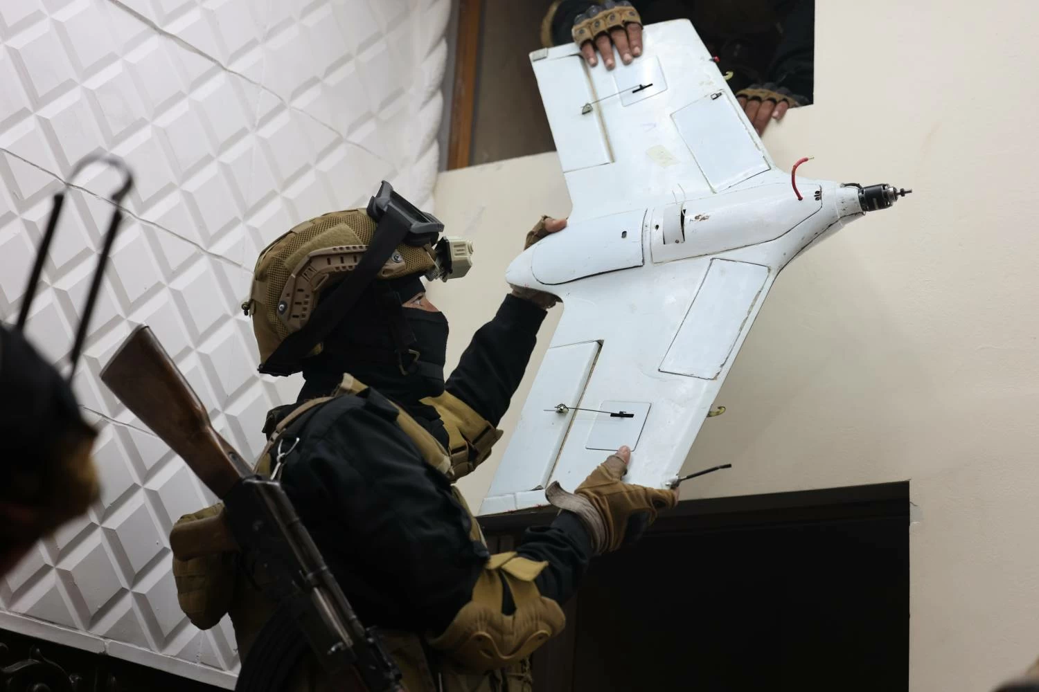 سوريا: تفكيك خلية إرهابية في ريف دمشق بعد اعتداءات على المزة والمطار العسكري ومصادرة مسيّرات (صور)