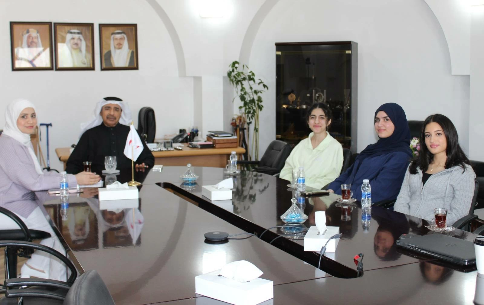 جمعية الهلال الأحمر تستقبل طلابًا من الجامعة الملكية الإيرلندية 