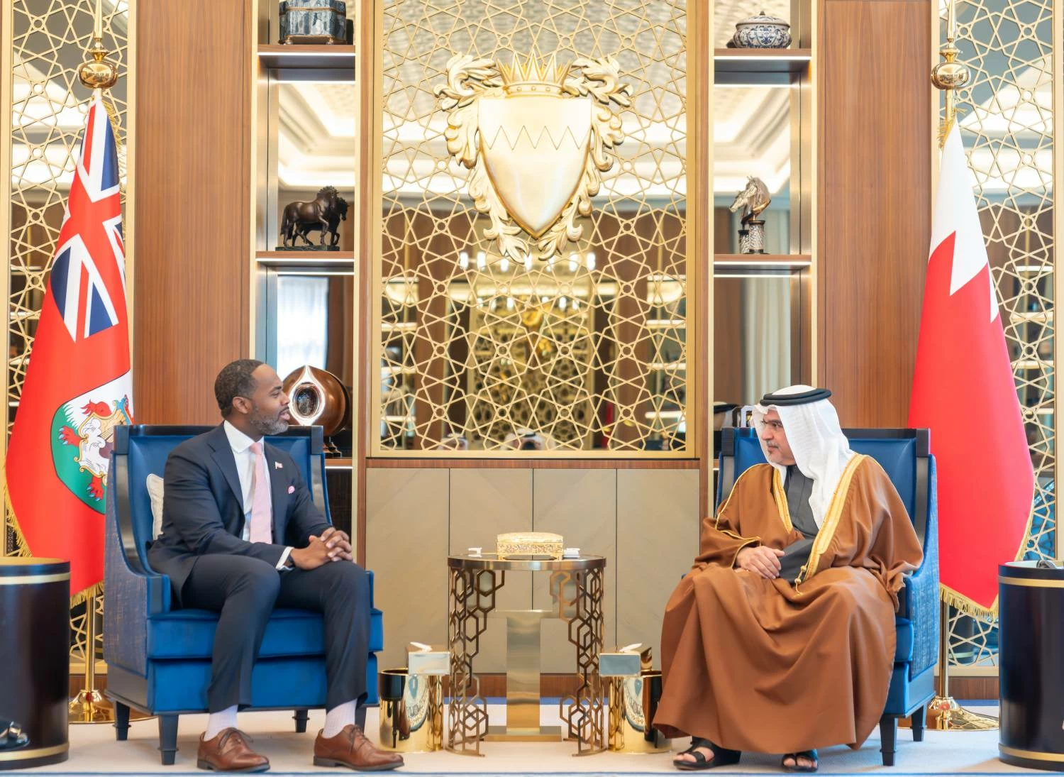 ولي العهد رئيس الوزراء يلتقي رئيس وزراء برمودا