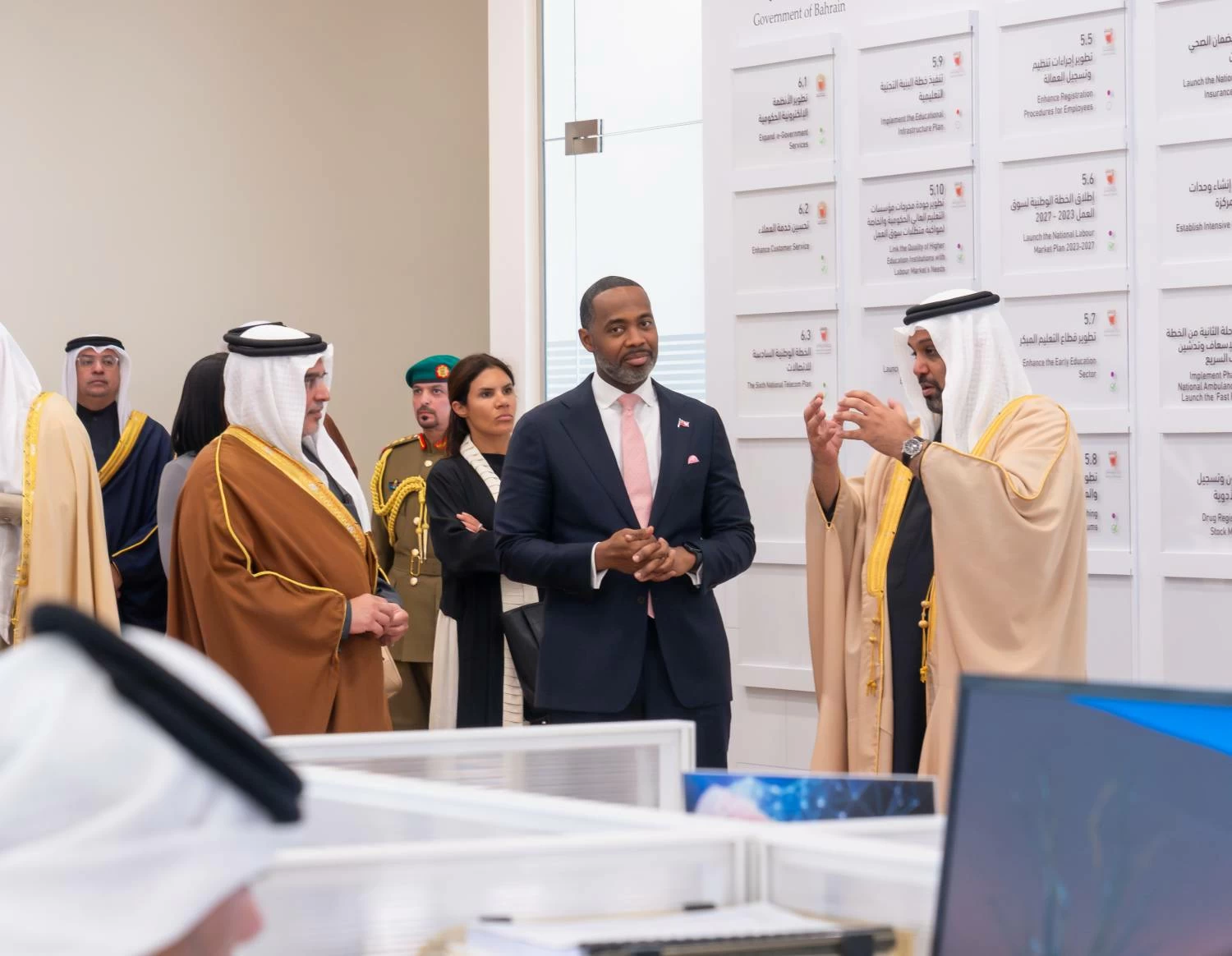 ولي العهد رئيس الوزراء يلتقي رئيس وزراء برمودا