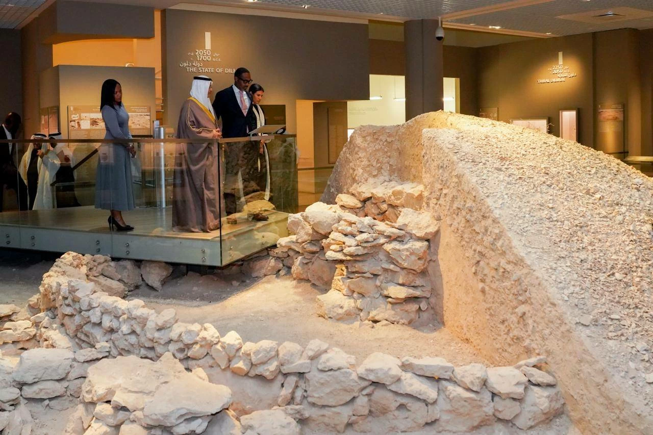 رئيس وزراء بيرمودا يزور متحف البحرين الوطني